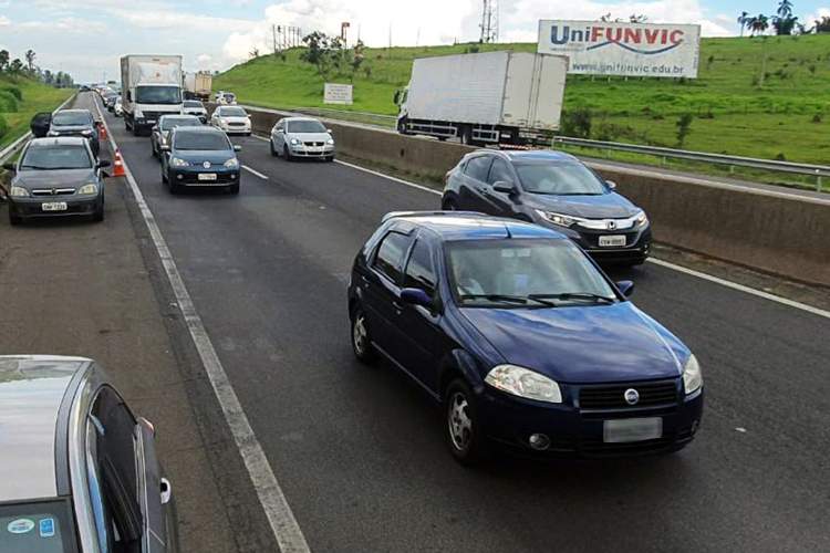 Colisão traseira na tarde deste domingo deixa quatro feridos na Via Dutra