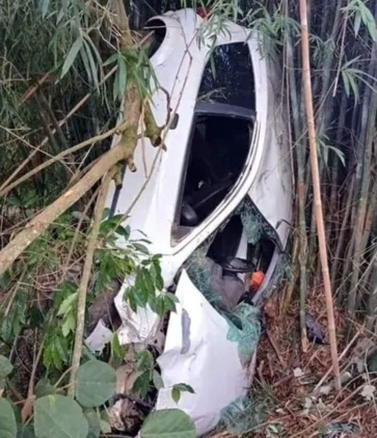 Idoso morre durante capotamento na estrada municipal do Jardim Pedramar