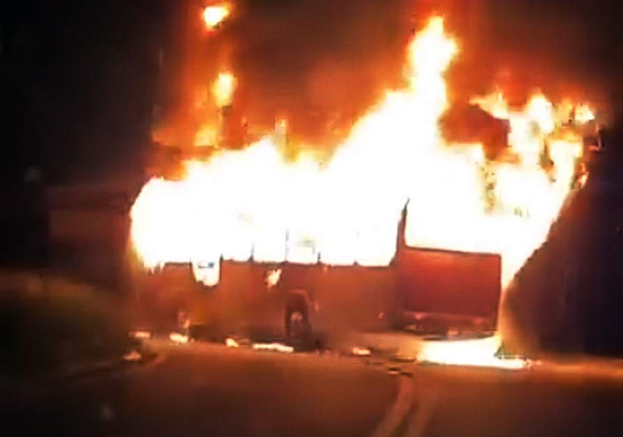 Ônibus é destruído por incêndio na noite desta quinta-feira no bairro Jardim Coqueiro