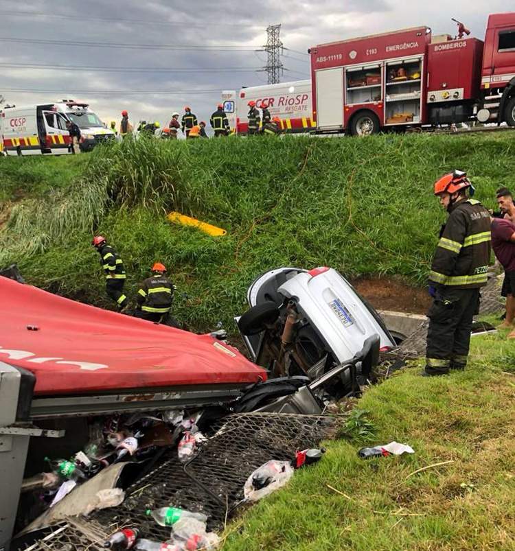 Acidente entre caminhão e automóvel na Via Dutra causa uma morte e feridos graves