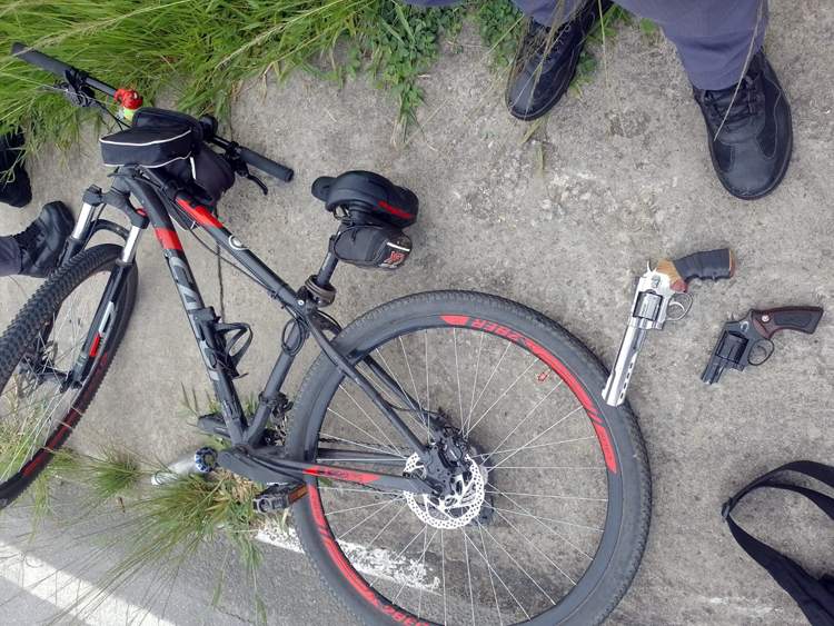 Ladrão de bicicleta é preso após atirar em policial militar próximo ao túnel do Castolira