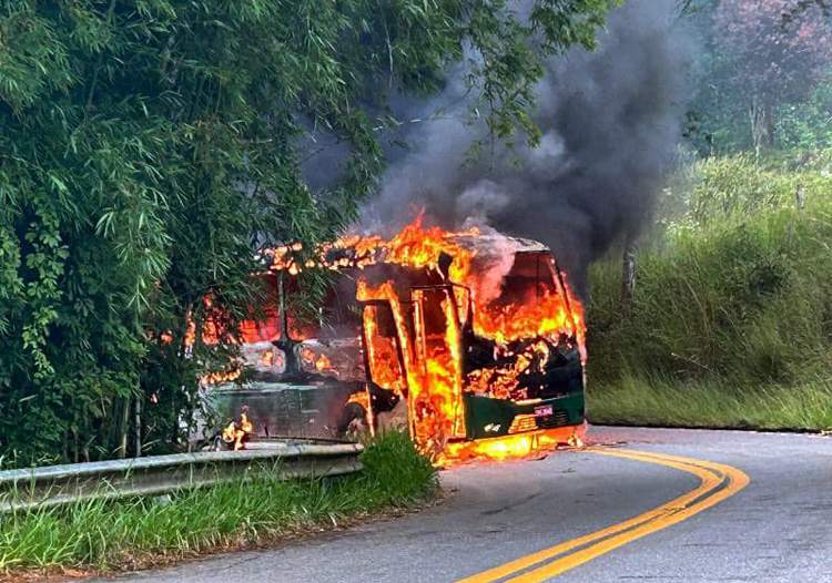 Ônibus é destruído pelo fogo na manhã deste domingo na estrada Lagoinha-Cunha