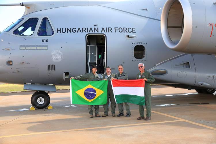 Avião militar produzido pela Embraer para a Força Aérea da Hungria realiza primeiro voo