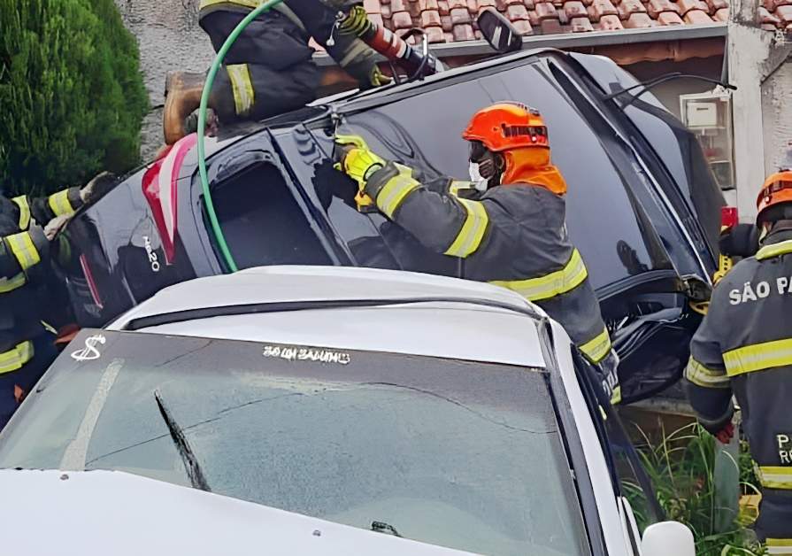 Acidente de trânsito na Vila São José deixa dois feridos na manhã deste domingo