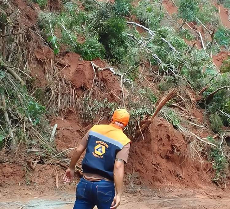 Defesa Civil de Taubaté presta apoio a Paraibuna após ocorrências de fortes chuvas
