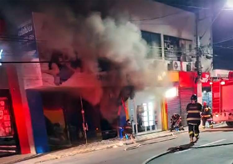 Loja de colchões pega fogo na noite desta sexta-feira no centro de Pinda