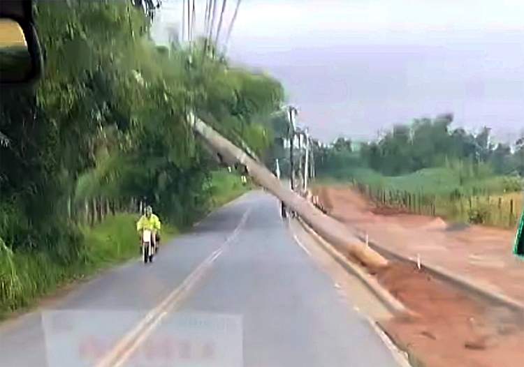 Chuva de forte intensidade na noite de domingo causa estragos nas principais cidades da região