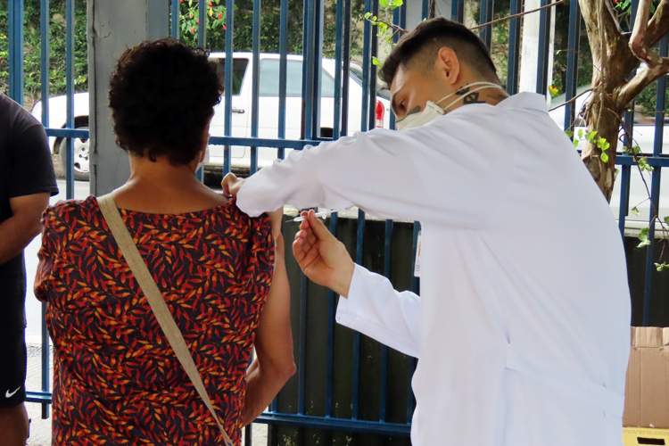 Pindamonhangaba dá início à vacinação contra gripe nesta terça-feira