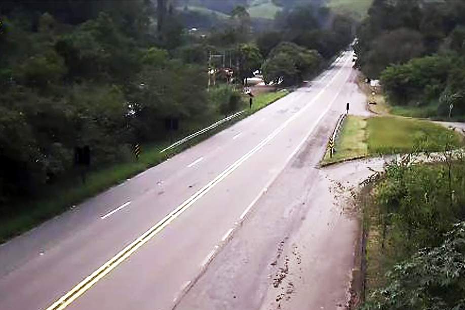 Rodovia Oswaldo Cruz está interditada no trecho entre São Luiz e Ubatuba