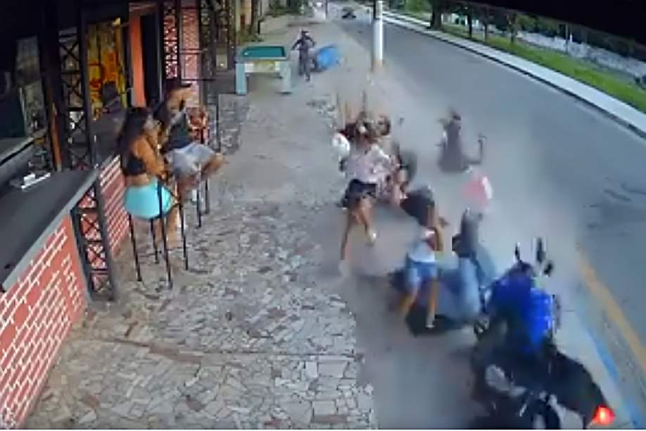 Motocicleta desgovernada atropela cinco mulheres no bairro Campo Grande