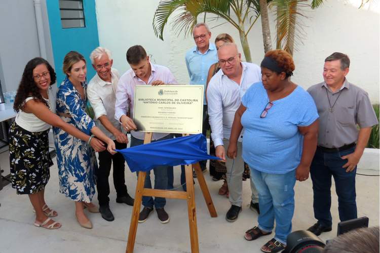 Moradores do bairro Castolira comemoram inauguração de biblioteca 