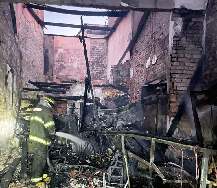Incêndio na madrugada deste sábado destrói bar localizado no pátio do Mercadão