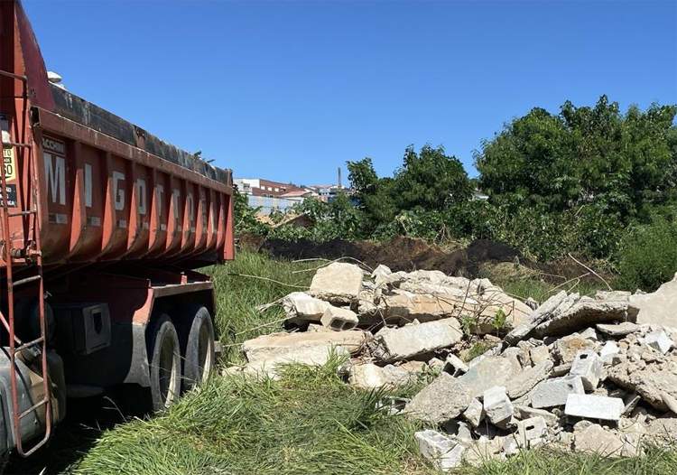 Motorista é autuado por descarte irregular de 15 toneladas de resíduos no bairro São Gonçalo