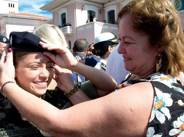 Mulher de 25 anos morre após capotamento na rodovia Carvalho Pinto