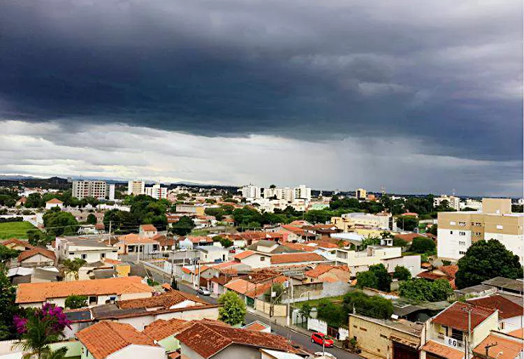 Frente fria se aproxima do Litoral Norte e pode trazer umidade para o Vale do Paraíba