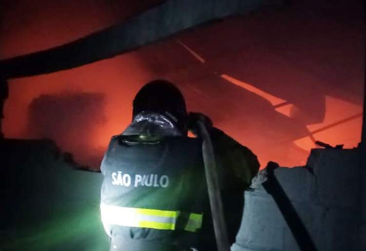 Incêndio destrói galpão de material reciclável no Parque Aeroporto