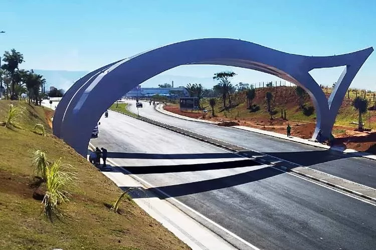 Pindamonhangaba conclui reinstalação do pórtico de entrada no acesso do Km 99