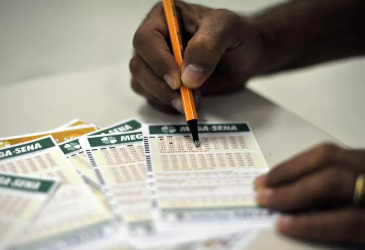 Mega-Sena acumula novamente e pode pagar prêmio de 57 milhões na terça- feira