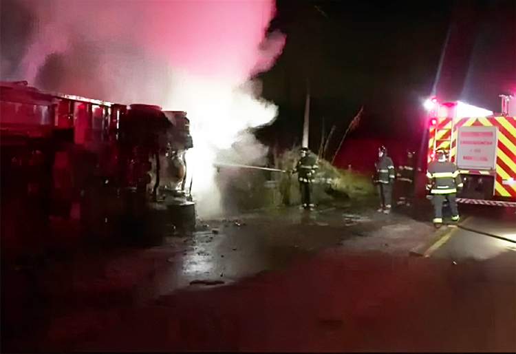 Motorista é salvo por bombeiros após acidente com caminhão na estrada do Jaguarí