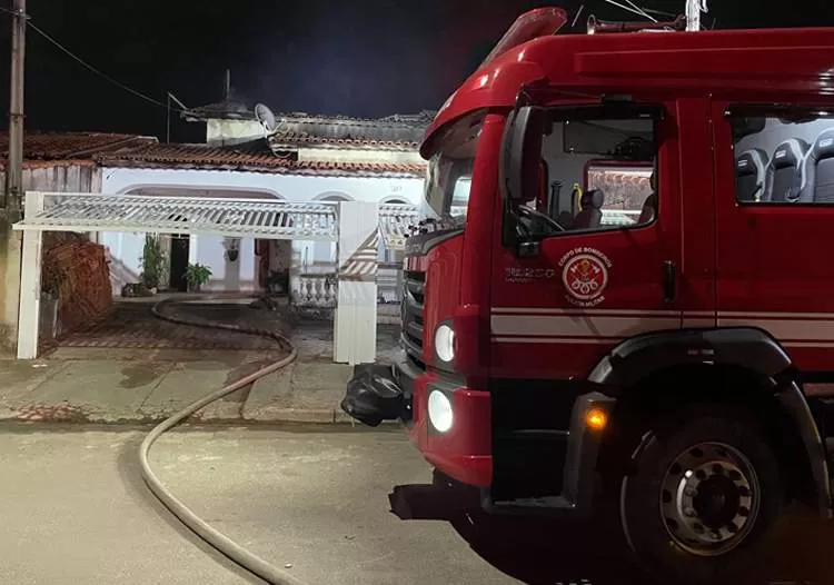 Bombeiros são acionados na noite de quinta-feira para combate a incêndio no Bosque dos Eucaliptos