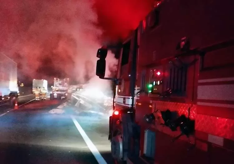 Acidente com caminhões na Via Dutra causa incêndio e deixa feridos no início da madrugada