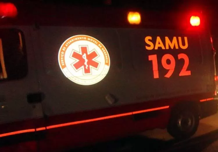 Jovem morre após colisão de carro contra arvore na madrugada de domingo