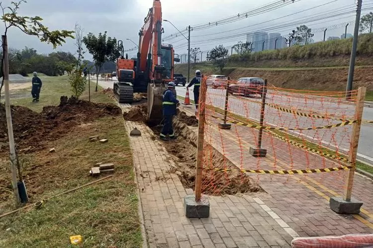 Obra para implantação da nova adutora está em andamento na Vila Ema e chegará ao Jardim das Indústrias