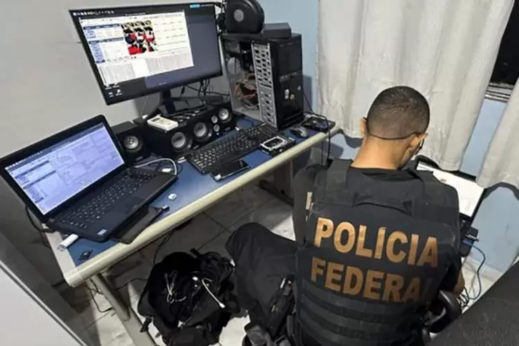 Polícia Federal prende dois homens por armazenamento de material de abuso sexual infantil