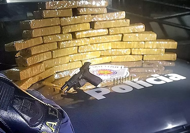 Policiais do Baep prendem dois homens e apreendem 33 tijolos de maconha no bairro Vila Rica
