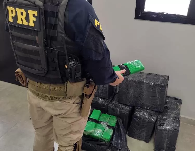 Motorista de carro clonado é preso na Via Dutra com mais de 200 kg de maconha