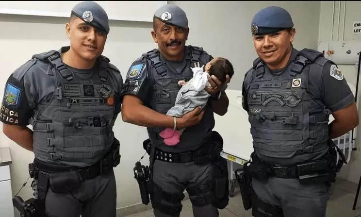 Policiais da Força Tática salvam bebê engasgado no bairro Cidade Nova