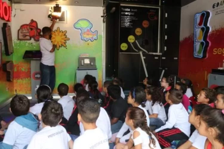 Escolas municipais de Lorena recebem o caminhão do projeto Boa Energia
