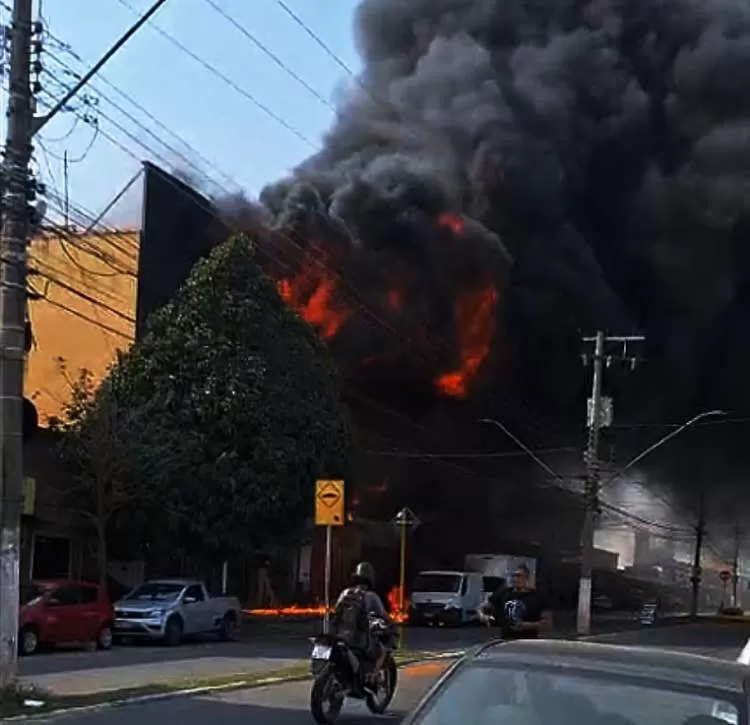 Incêndio na tarde desta quinta-feira ocupa pavimento de edifício na Avenida Padroeira do Brasil