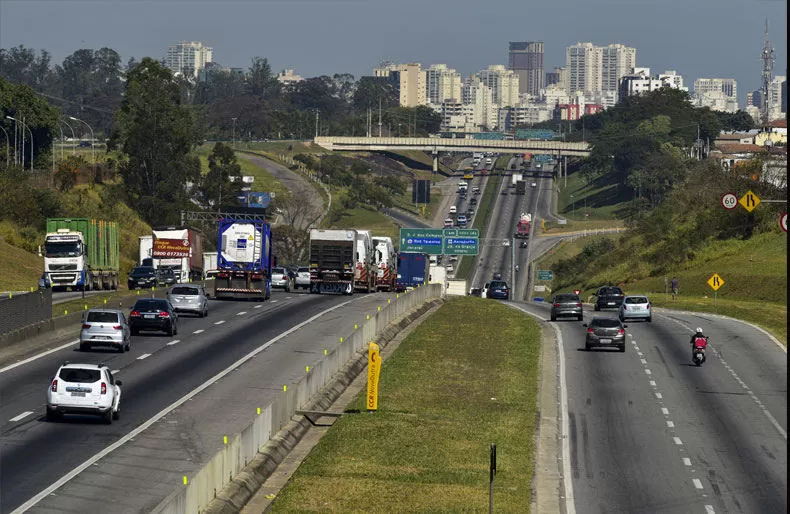 Motociclista cai na pista e morre atropelado na Via Dutra durante a madrugada