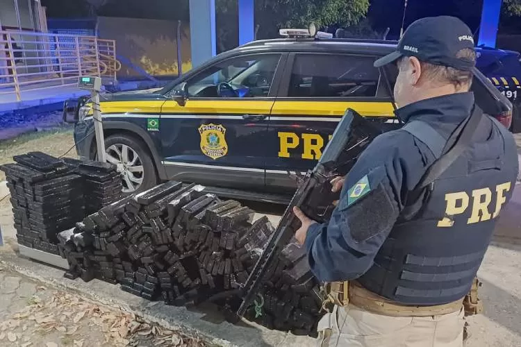 PRF apreende grande carga de maconha com mulheres em carro roubado pela Via Dutra
