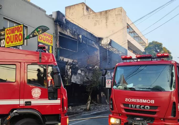Fogo destrói fachada e produtos de estabelecimento comercial durante a madrugada
