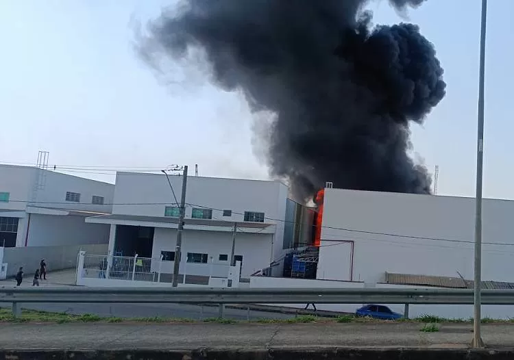 Bombeiros e Defesa Civil são acionados para ocorrência de incêndio em indústria no bairro Cidade Nova
