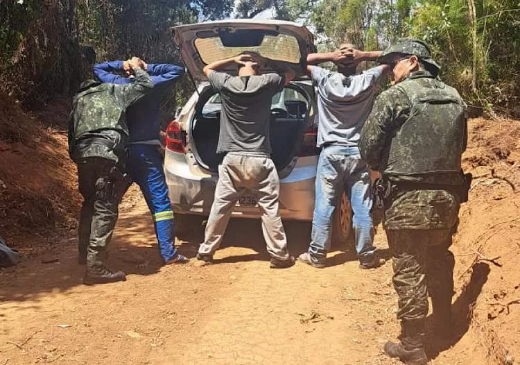 Polícia Ambiental prende caçadores de aves silvestres no Parque Estadual