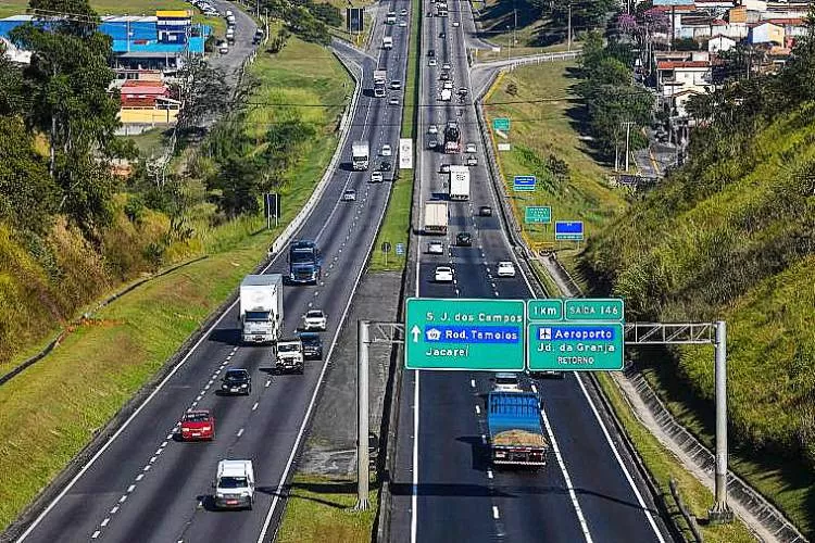 Ciclista que seguia para Aparecida morre atropelado por ônibus na Via Dutra
