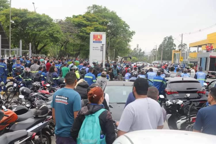 Trabalhadores da Novelis promovem paralisação na manhã desta terça-feira