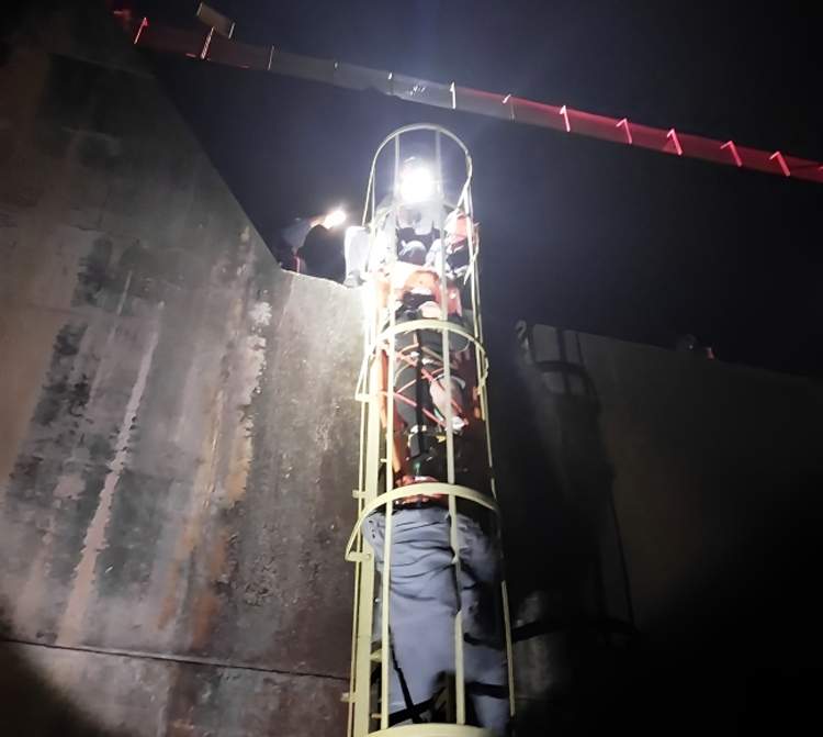 Bombeiros resgatam skatista após queda em poço de cerca de 15 metros