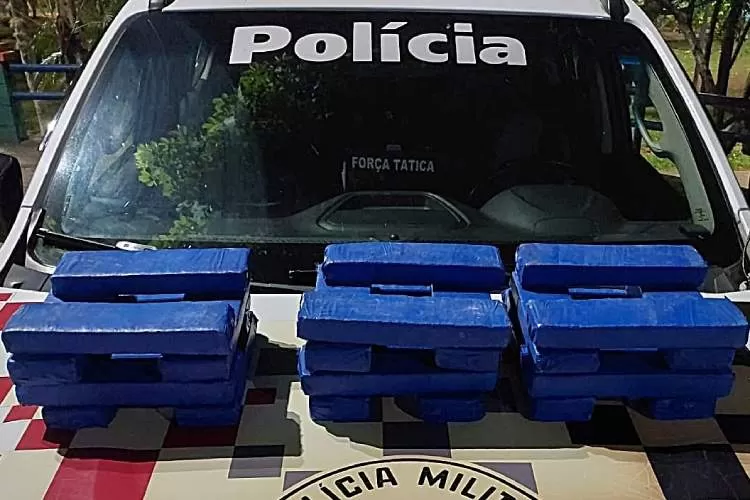 PM prende irmãos e apreende 24 tijolos de maconha que seriam enviados para o Sul de Minas