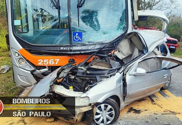 Mulher morre e criança fica ferida em acidente grave neste sábado na SP-50 