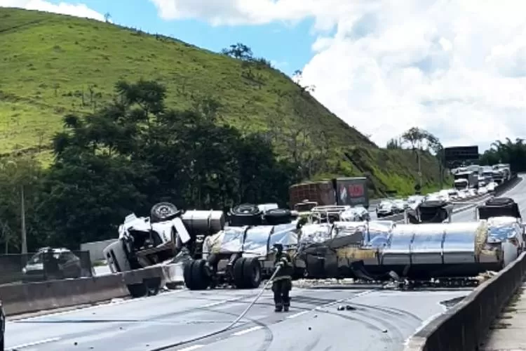 Carreta tomba após colisão com carro de passeio no km 54 e interdita Via Dutra 