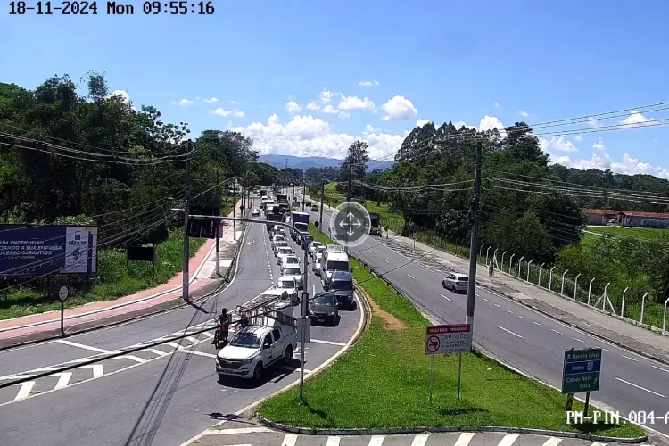 Via Dutra em obras provoca desvio de tráfego e causa lentidão no trânsito interno em Pindamonhangaba