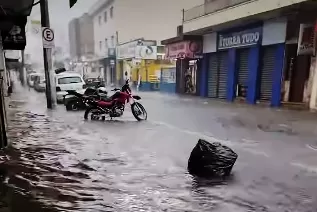 Temporal na tarde de segunda-feira causa alagamentos e estragos em cidades da região