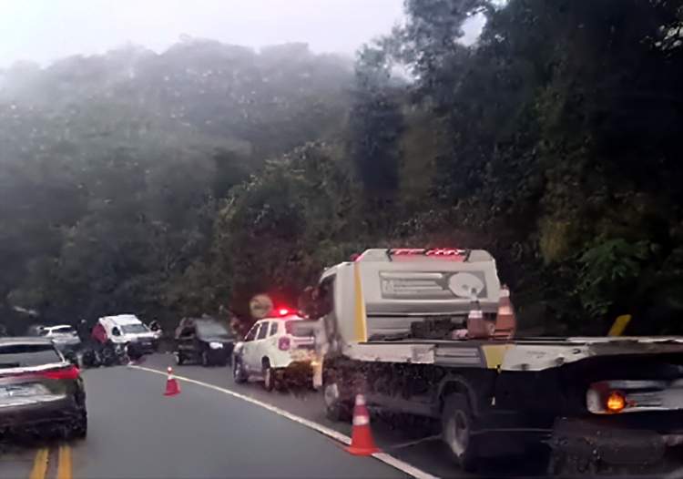 Dois motociclistas ficam gravemente feridos em colisão com carro de passeio na SP-123