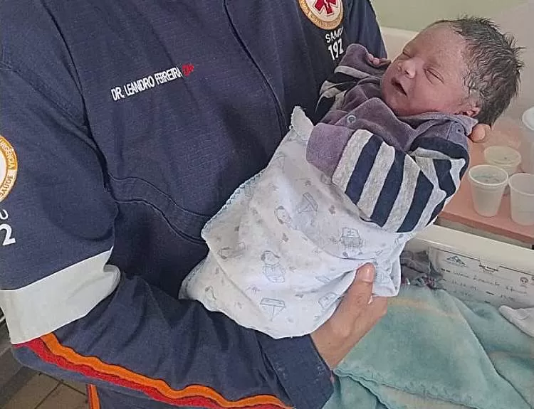 Equipe médica do Samu auxilia gestante em trabalho de parto no bairro Maricá