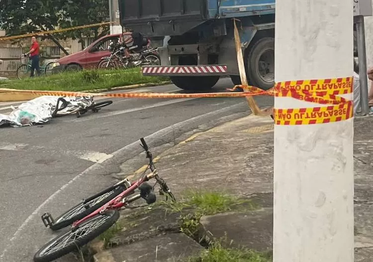 Ciclista morre após ser atropelada por caminhão no trevo de acesso ao bairro Carangola