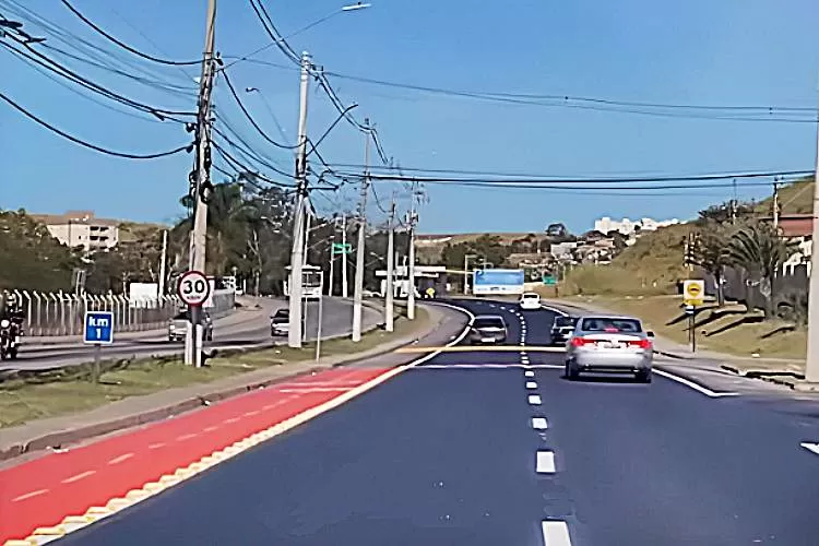 Homem morre após colisão frontal entre carros de passeio na SP-077